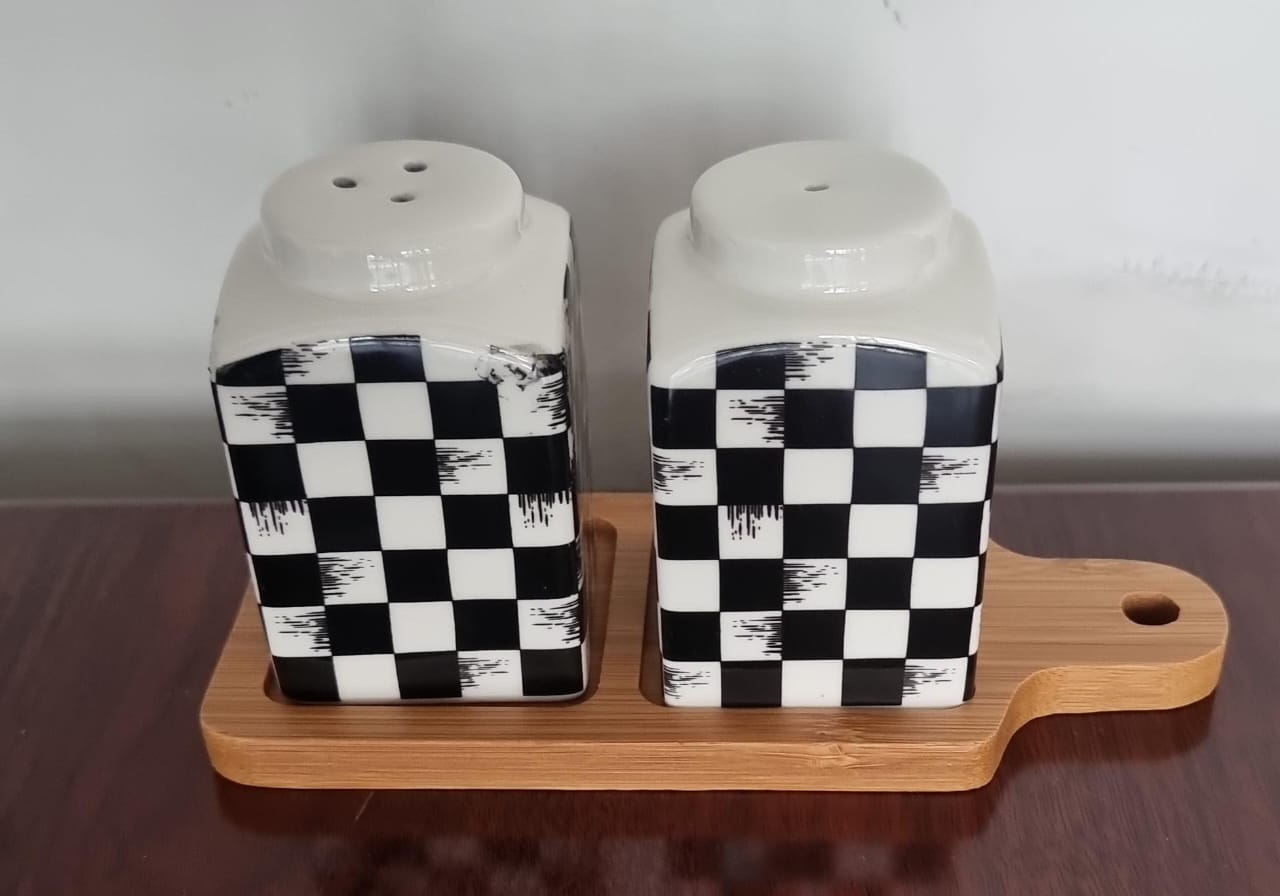 JA7268-H28 salt & pepper pot bamboo base  tray                                                                                                                                                         .