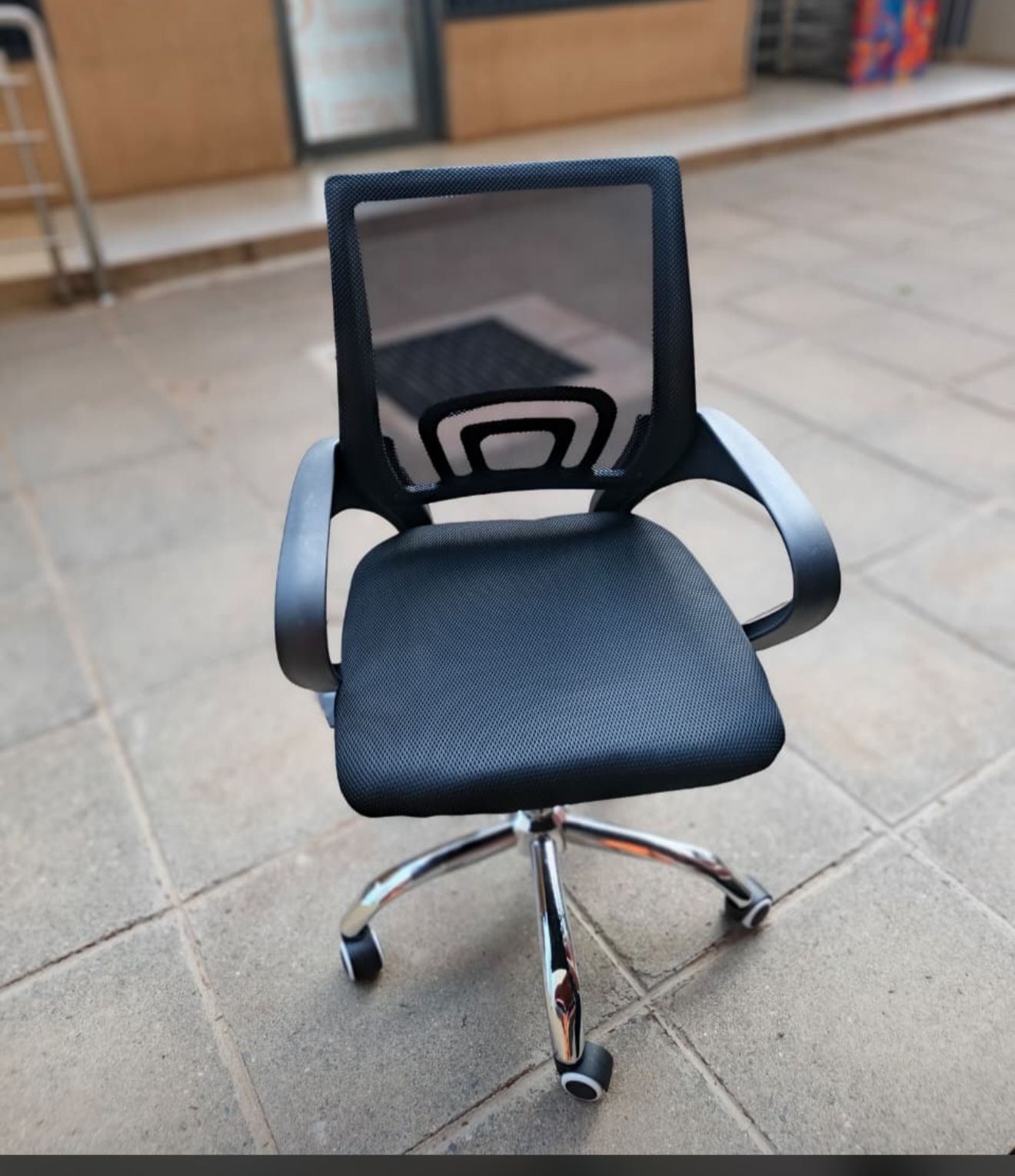 Secretarial Mesh Office Chair – Ergonomic Fabric Seat with Lumbar Support
Work comfortably and stay productive with the Secretarial Mesh Office Chair, designed for long hours at the desk. Combining br