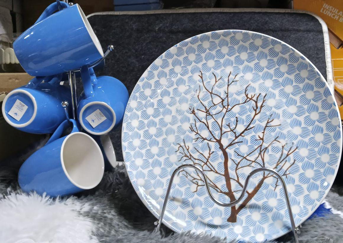 12-Piece Dinner Set – Perfect for everyday meals or special occasions! Includes 6 beautifully crafted plates and 6 matching mugs for a coordinated, stylish table setting. Durable, easy to clean, and d