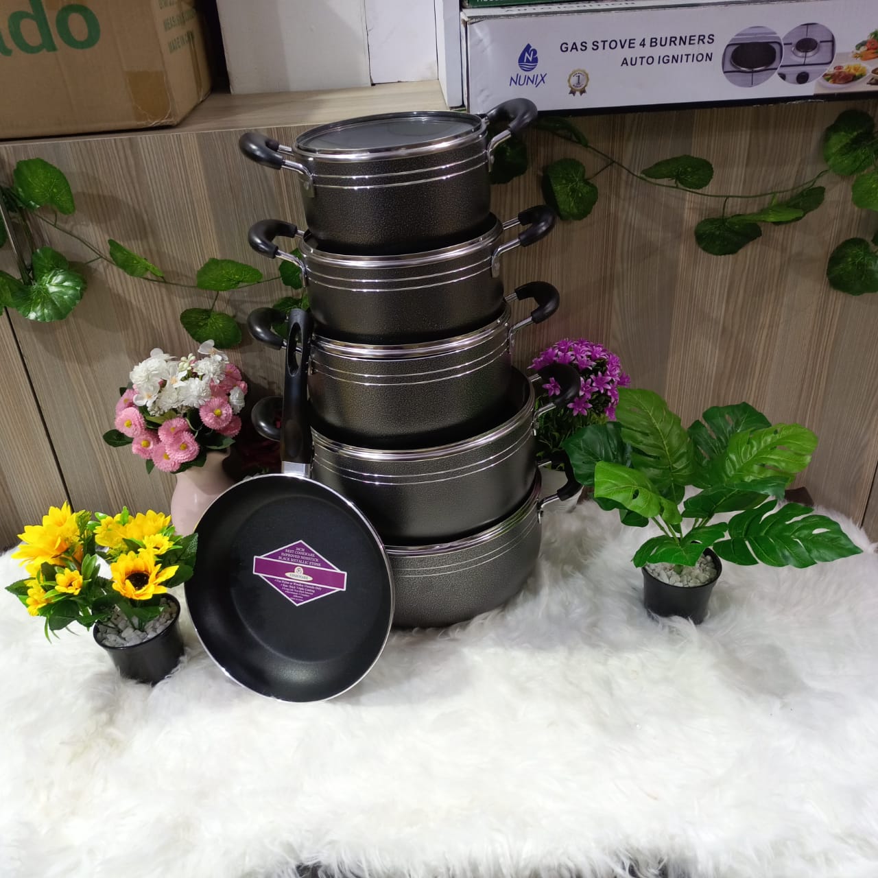 *Original TC  NonStick  sufurias*

*Tc 14pcs nonstick cookware*
 
Contains;
5 cooking pots and 5 glass lids;
20/22/24/28/30cm Casserole
26cm Frying Pan
1pc Scotch Brite
2pc Nonstick Spoons