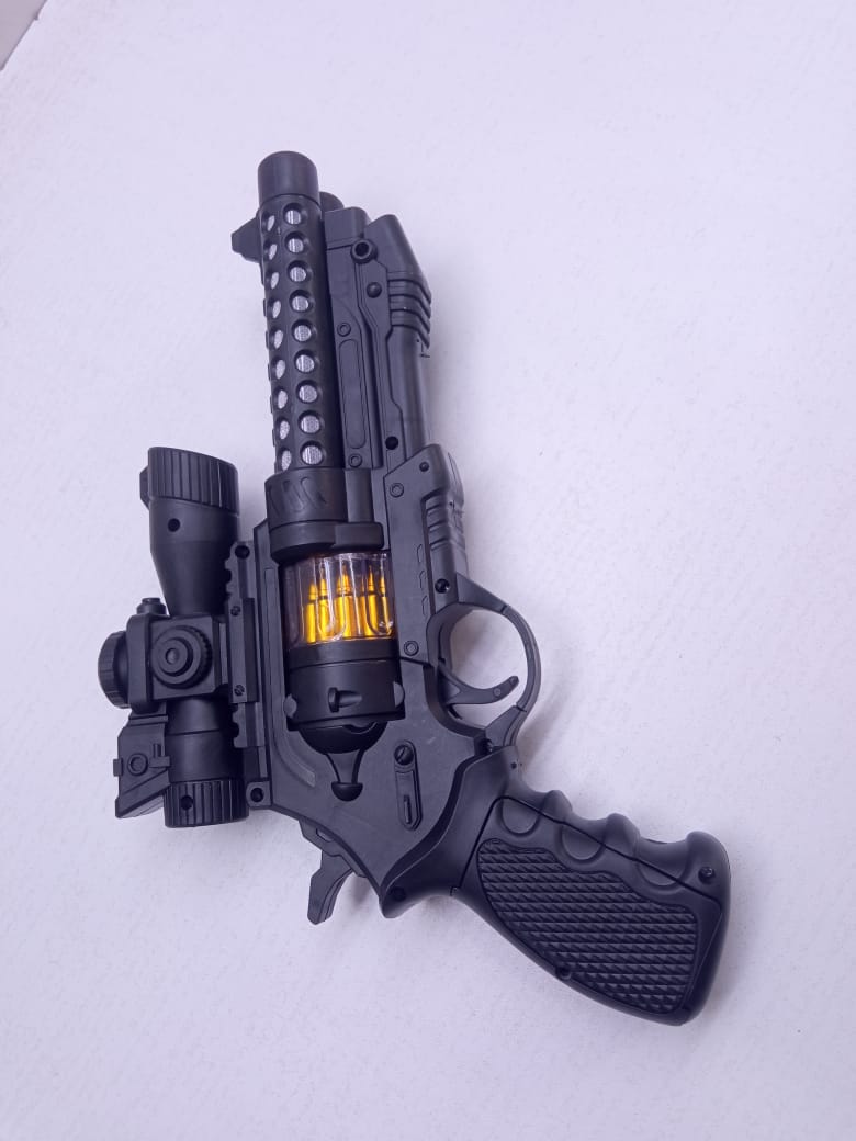 THE BEST 👌 TOY GUNBest gift for your kids. The toy makes real sound, and pin point the target with beam light. It uses batteries to functional. The best enjoyment while indoor or outdoor. Safe and so