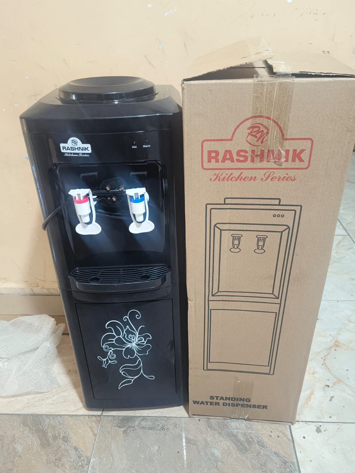 😇PROMOTION😇Rashnik Rarashnik RN-2451B Hot And Normal Stand Alone Dispenser (Black).Hot & Normal Free Standing water dispenser
Super quiet and energy-saving design
Storage cabinet in bottom
Stainless