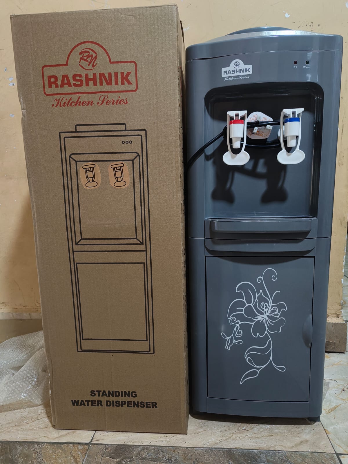 😇PROMOTION😇Rashnik Rarashnik RN-2451B Hot And Normal Stand Alone Dispenser (Black).Hot & Normal Free Standing water dispenser
Super quiet and energy-saving design
Storage cabinet in bottom
Stainless