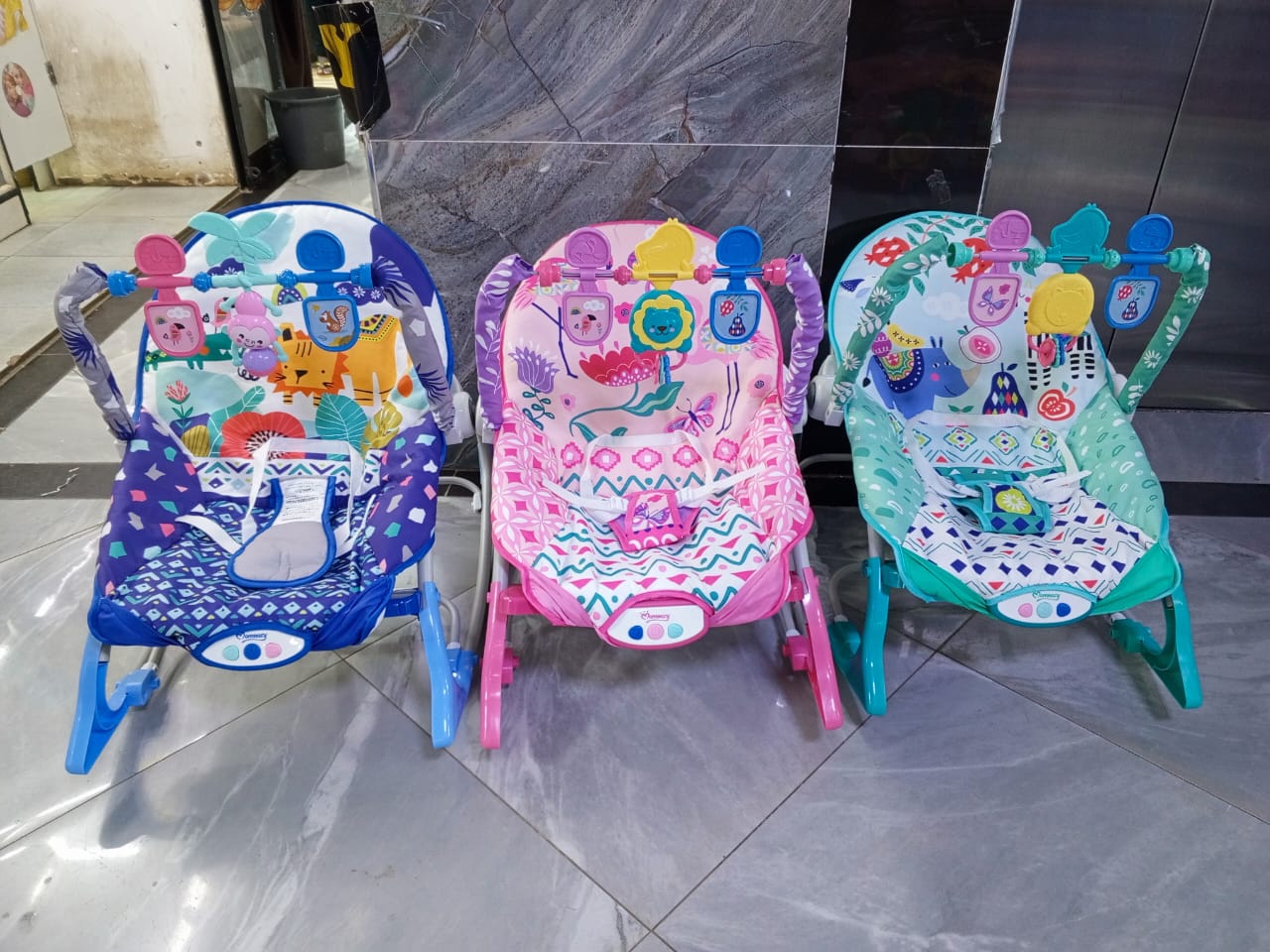 🔥DONT MISS OUT📍Recline cradle seat 🦋
✓Vibration that are soothing to infant 
✓Toys and musical caterpillar boost ababy's development 
✓The toys bar may be removed to let older babies sit and play