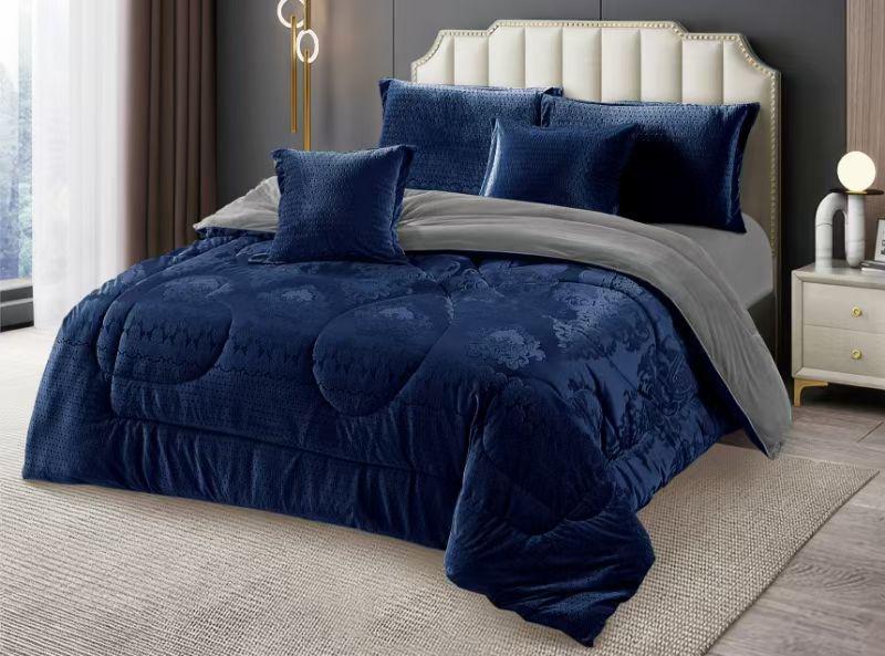 🦋PRICE DROP🥰Heavy Silk Duvet , 
Duvet , 1 Bedsheet ,Two Throw Pillowcases , Two  Pillowcases 6*7🦋Hypoallergenic & Skin-Friendly – Gentle on sensitive skin and hair
✨ Temperature Regulating – Keeps
