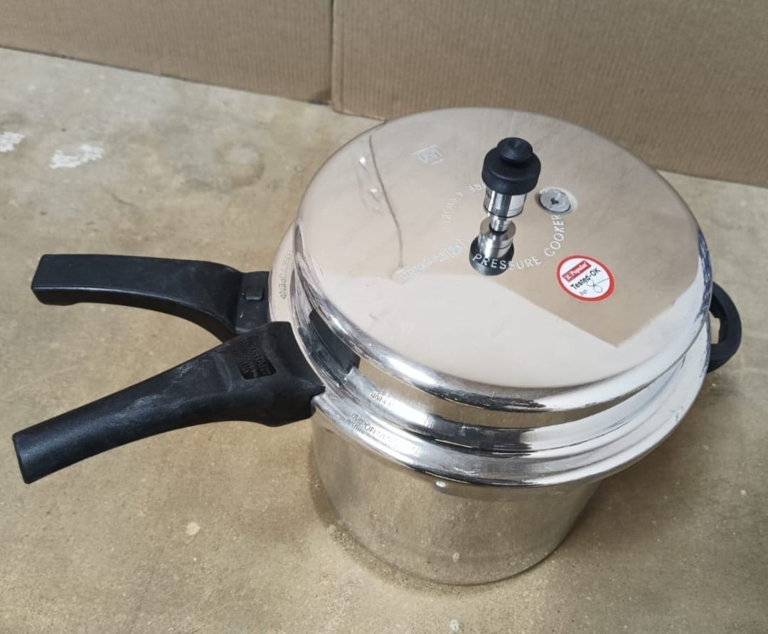 2 in 1 Pressure cooker with long handle and glass lid
Key Features
2-in-1 design for both regular sufuria and pressure cooking
High-quality construction for durability and long-lasting performance
Erg