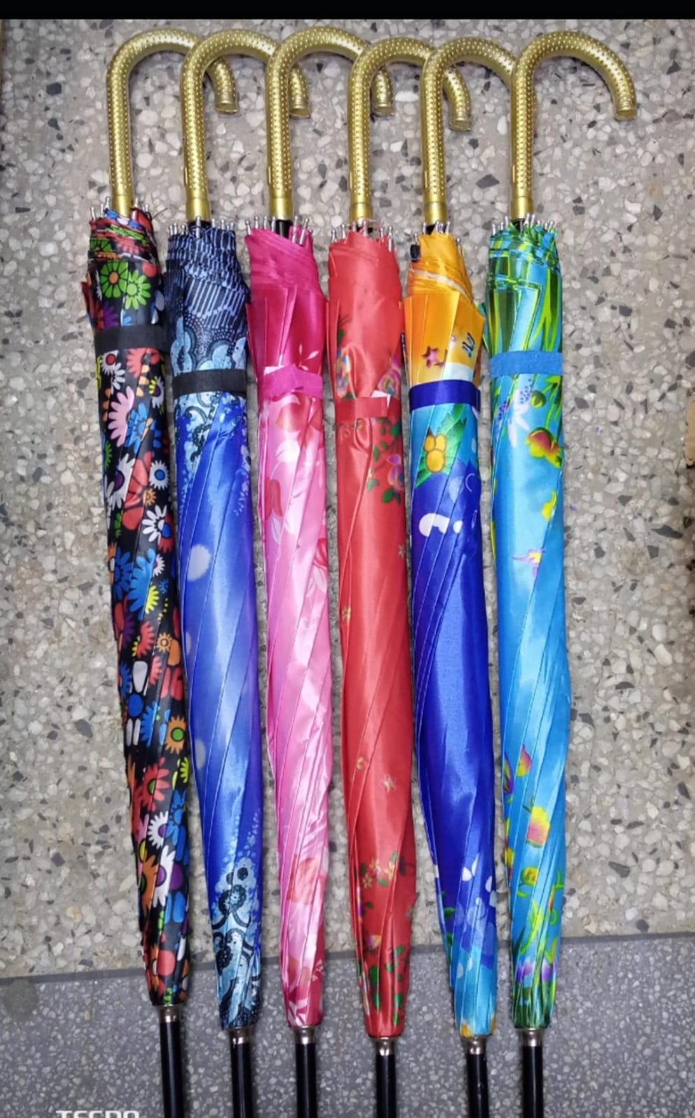 High Quality Wide Portable Family Umbrella Can Withstand strong Rains, strong winds Can Hold Upto 3 People