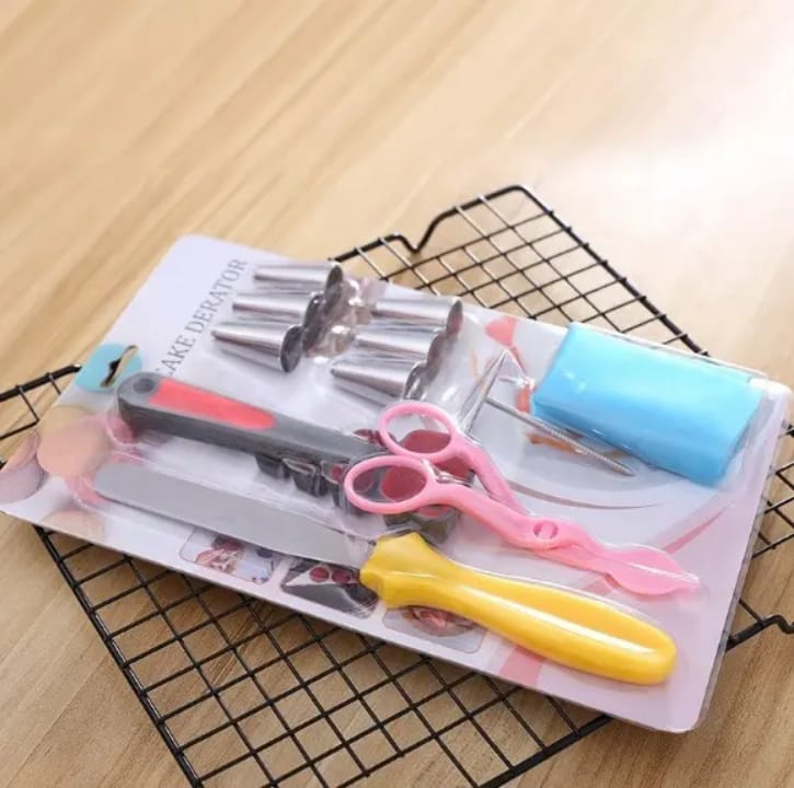 🥧🍰🎂🧁Cake Baking/Decorations Set . Made of ABS and stainless steel, which are safe and harmless.
Cake decorating kit provides everything for new beginners and professionals.