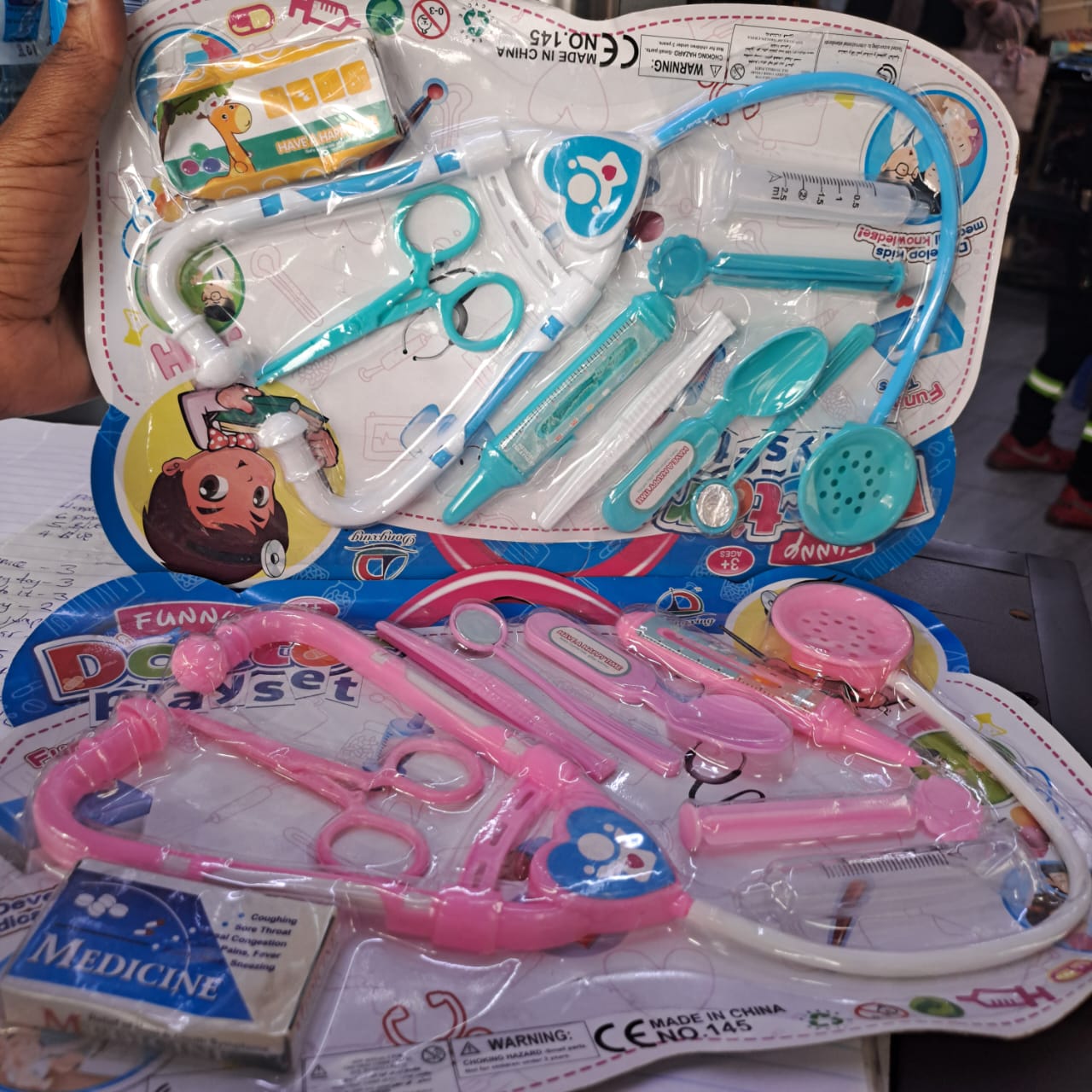 🎊 ENJOY GREAT DEALS 🎁Kids pretend doctor set🐭🥰Made of high quality eco-friendly ABS plastic. Easy to clean and maintain. Light in weight for easy useage.