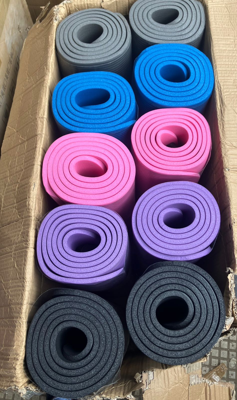 *Yoga mats* 



*10mm…….*



*💦 Colours; Blue, Grey, Pink , Purple, Black*

 

 💦 *Standard Size*

          1830*61

 

💦Material:

 *High quality elastic NBR* .