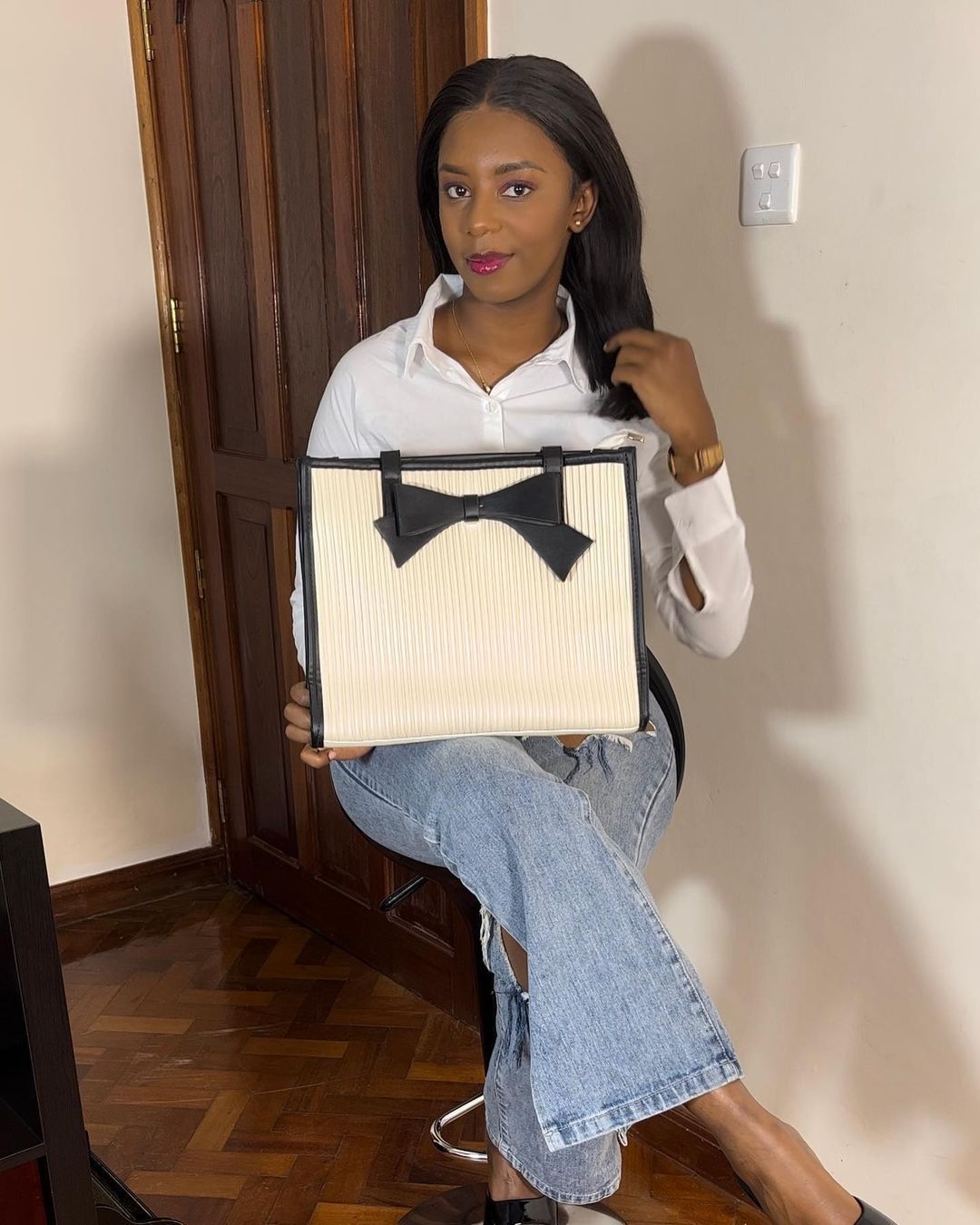 New Fashion Women Bow Tie Ladies Tote Bag: Large Capacity Shoulder Bag
Material; Vegan Leather Corduroy & Polyester Lining Chic Design