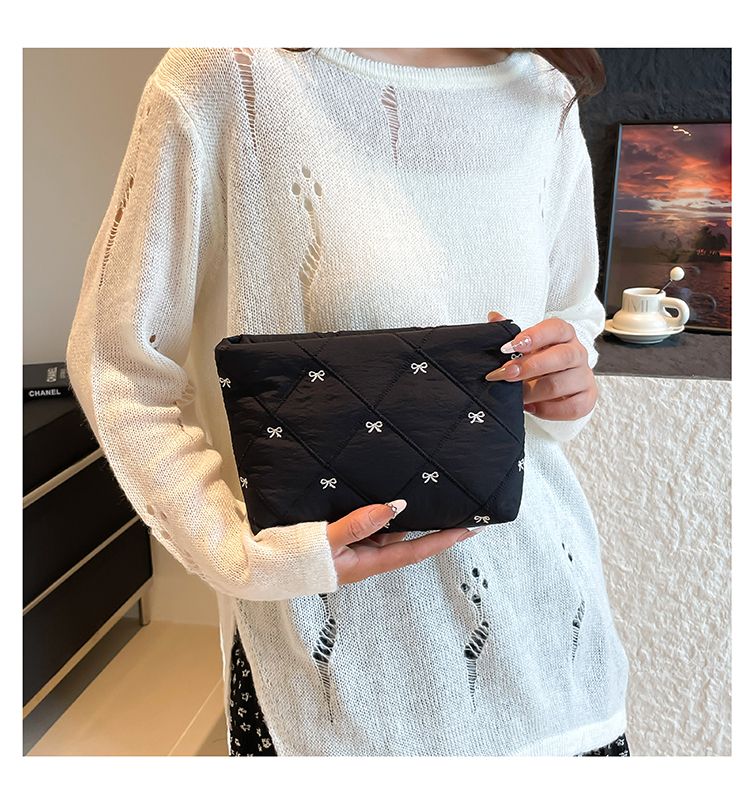 Butterfly knot pattern is fashionable and versatile. Quilted embroidery thread grid filled cotton makeup bag, casual hand-held bag, warm down small bag, inner bag, wash bag, pen bag, travel bag