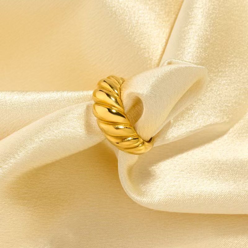 One piece of high quality cubic zirconia copper plated 18k gold silver fashion versatile croissant ring for women men couple wedding ring gift
