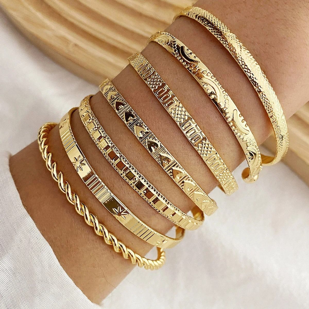 New 7 Pcs/Set Punk Gold Color Bracelets for Women Streetwear Goth Heart Prints Metal Design Open Bangle Fashion Jewelry Gifts