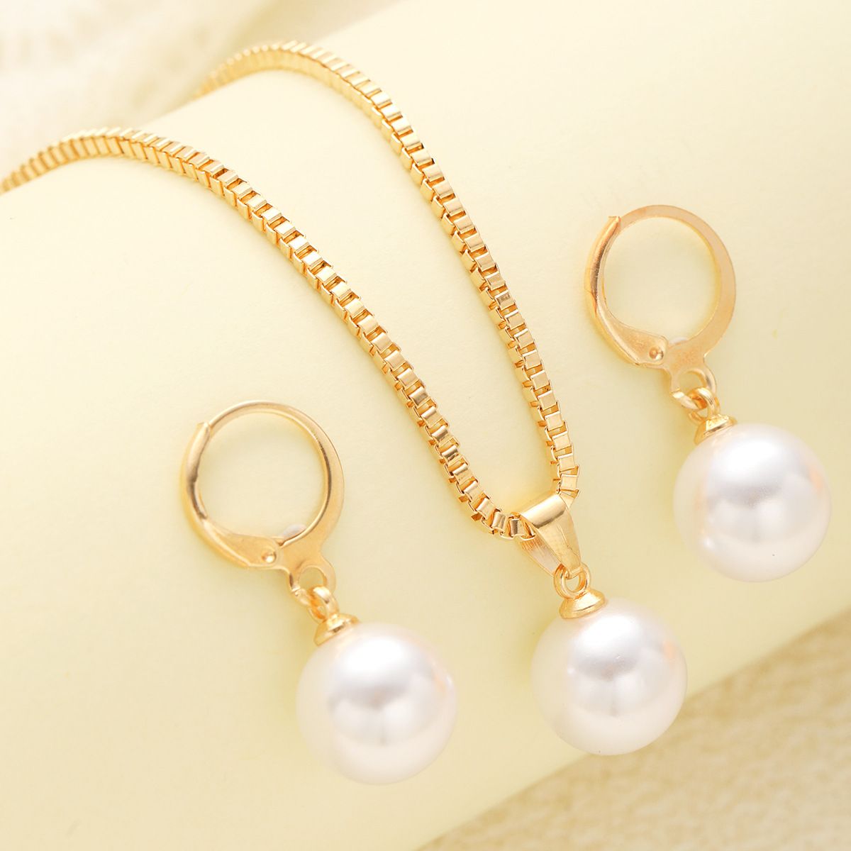 New pendant jewelry necklace temperament design sense of light luxury earrings necklace imitation pearl jewelry set