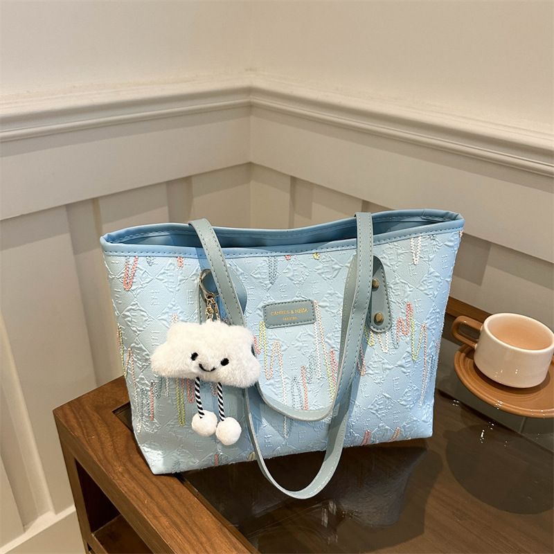 Trendy Large-Capacity Tote Bag for Women 2024 – Minimalist Design with Cute Pendant, Stylish Shoulder Bag for Work and Commute