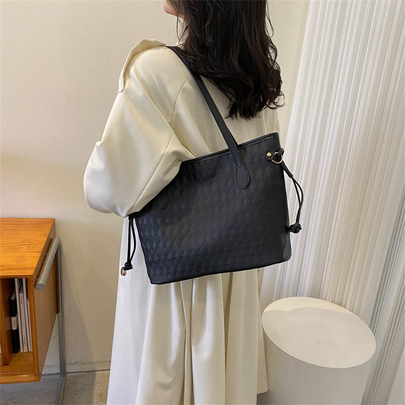 Large-Capacity Women's Bag – New Autumn Korean-Style Commuter Shoulder Bag with Stylish Quilted Design and Tote Handle