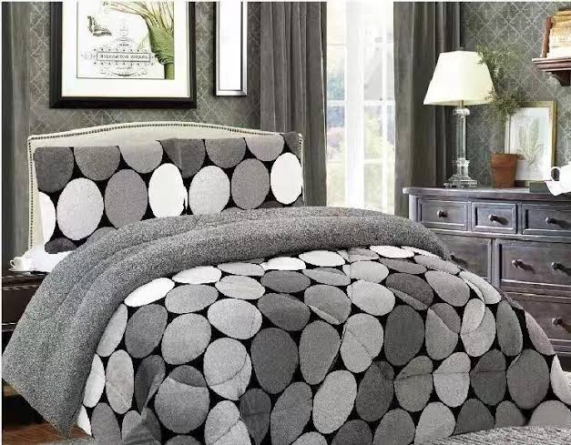 5*6 Single woolen Duvet with no Bedsheets and no Pillow cases
