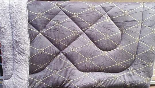 5*6 Single woolen Duvet with no Bedsheets and no Pillow cases