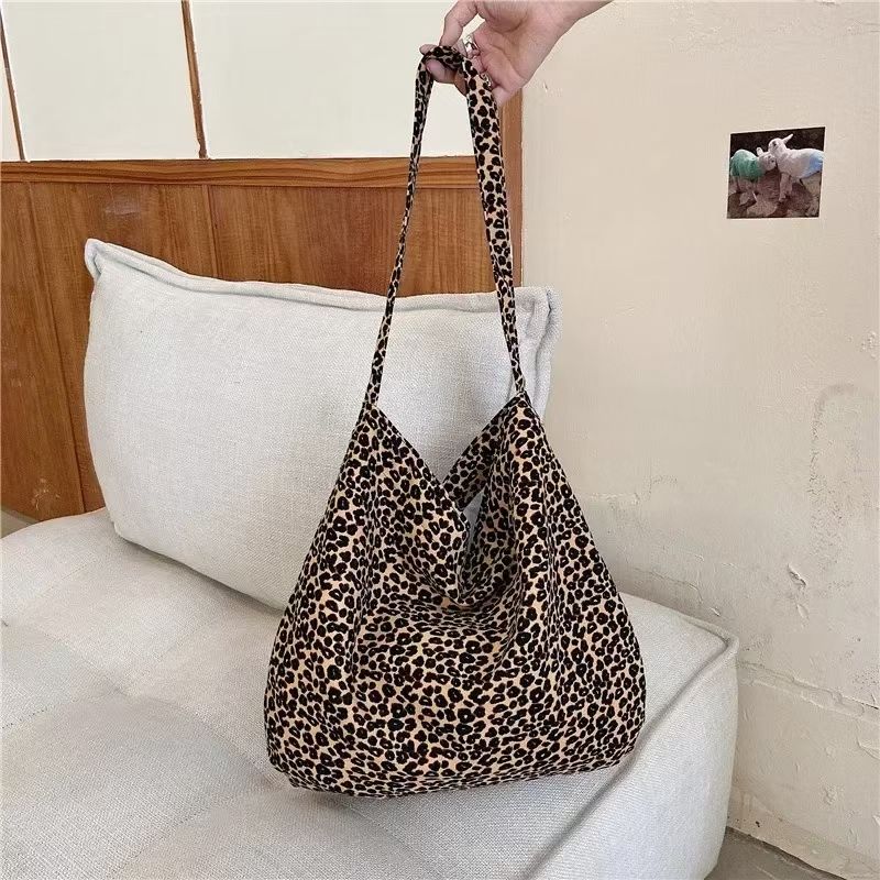 INS Hot Modern Leopard Print Shoulder Bags Fashion Messenger Bag Single Shoulder Canvas Bag for Female Student Diagonal Large Capacity Straddle Bag