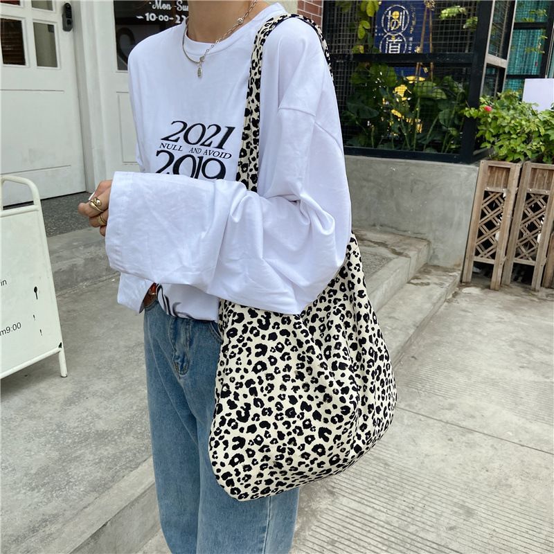 INS Hot Modern Leopard Print Shoulder Bags Fashion Messenger Bag Single Shoulder Canvas Bag for Female Student Diagonal Large Capacity Straddle Bag White