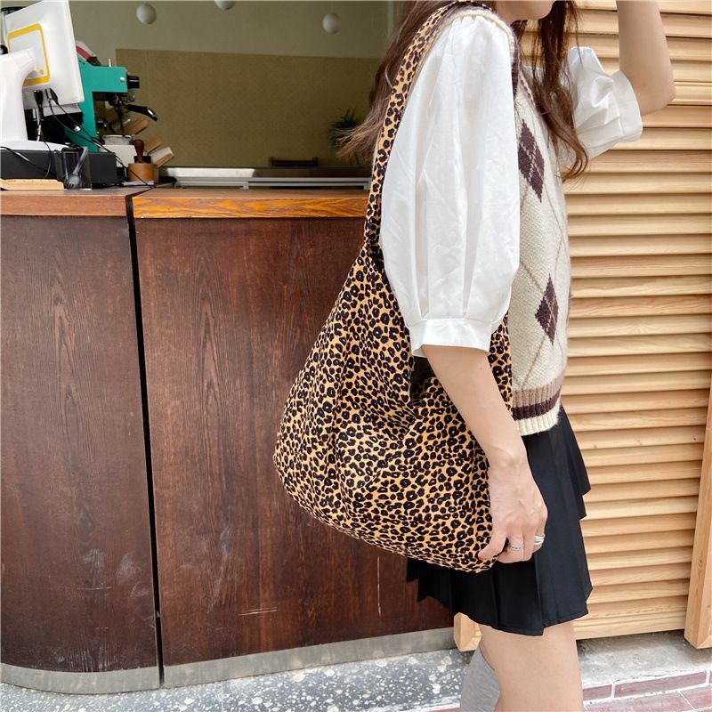 INS Hot Modern Leopard Print Shoulder Bags Fashion Messenger Bag Single Shoulder Canvas Bag for Female Student Diagonal Large Capacity Straddle Bag