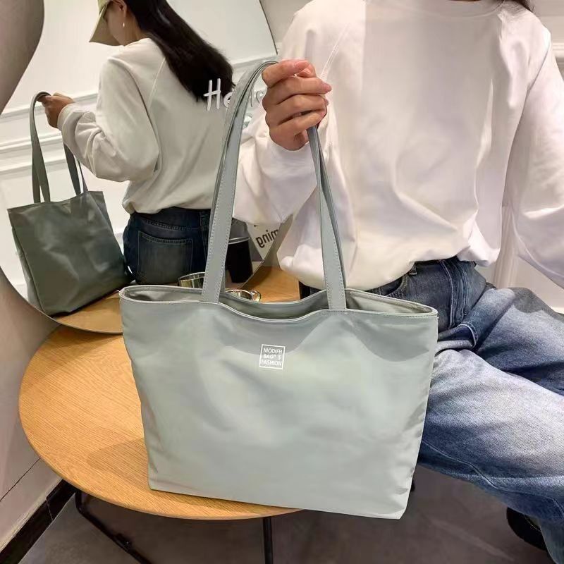 Women’s Large Capacity Tote Bag Waterproof Nylon Shoulder Bag with Simple Solid Color Casual Handbag for Shopping Commuting Travel and Daily Use