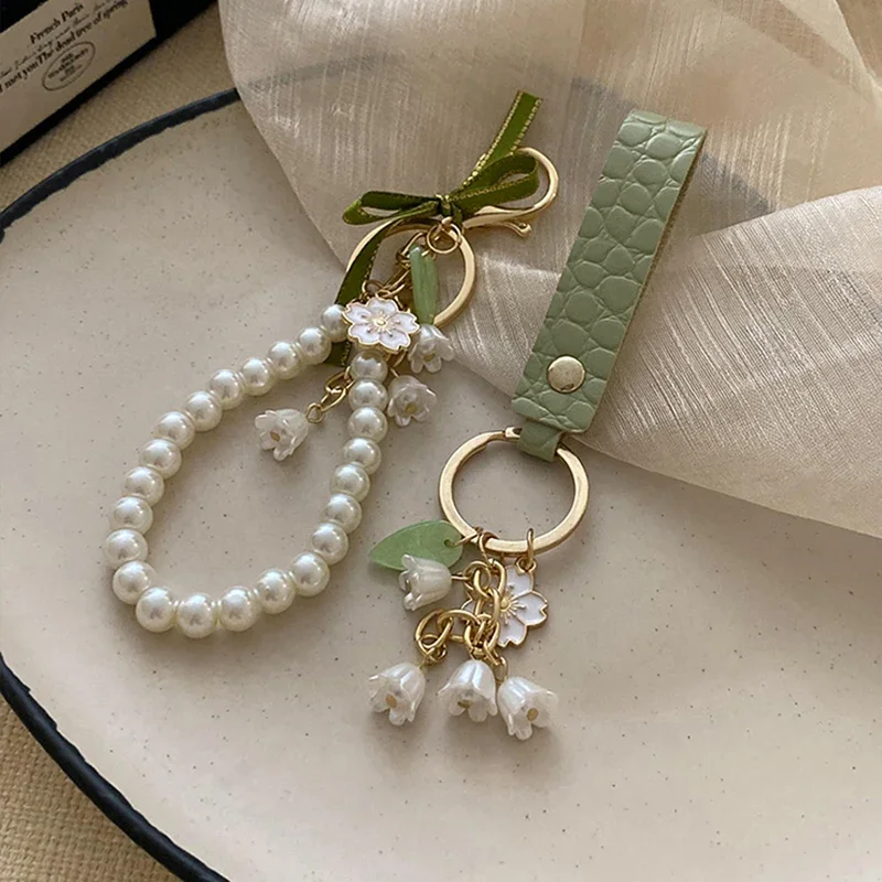 2PCS Fresh And Elegant Bell Orchid Keychain Women's Green Gentle Imitation Pearl Leatherresin Alloy Keychain Jewelry Accessories Gift