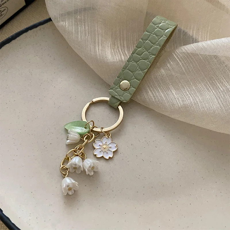 2PCS Fresh And Elegant Bell Orchid Keychain Women's Green Gentle Imitation Pearl Leatherresin Alloy Keychain Jewelry Accessories Gift