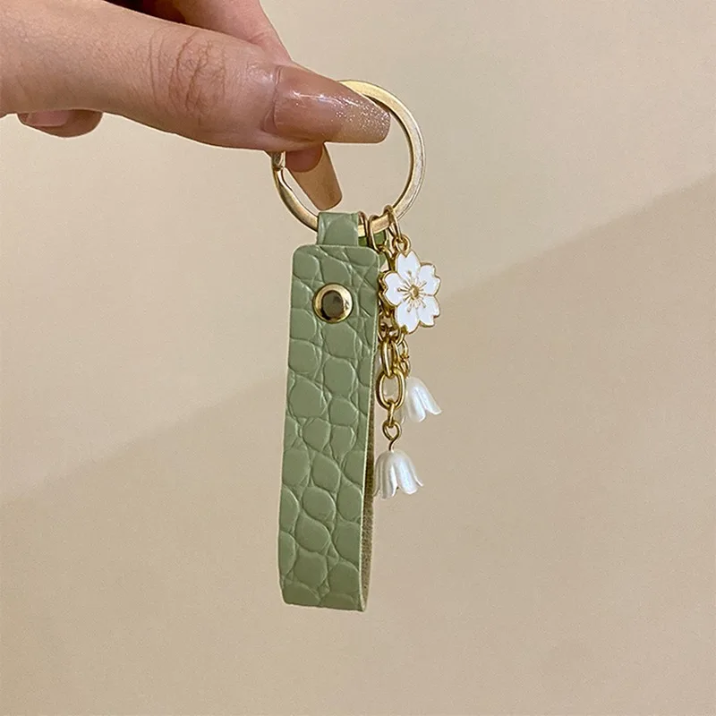2PCS Fresh And Elegant Bell Orchid Keychain Women's Green Gentle Imitation Pearl Leatherresin Alloy Keychain Jewelry Accessories Gift