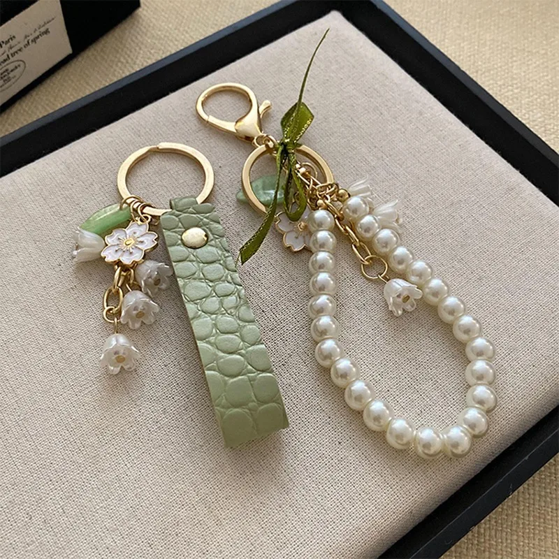 2PCS Fresh And Elegant Bell Orchid Keychain Women's Green Gentle Imitation Pearl Leatherresin Alloy Keychain Jewelry Accessories Gift