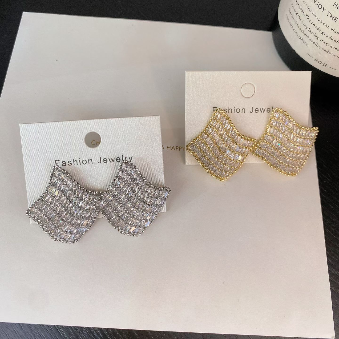 Women Elegant Gold Explosive Earrings 2026 New High-grade Retro Pearl Earrings Temperament Classical Metal Women's Fashion Accessories Jewelry