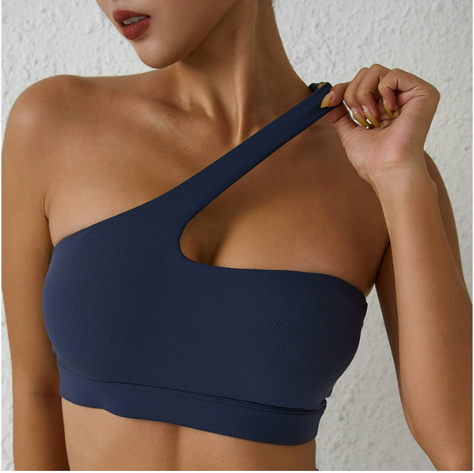 One shoulder yoga top women sports bra with removable support, comfort bra suitable for fitness attire that can be worn outside, ideal for yoga practice.