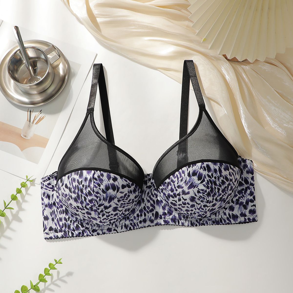 Bestseller Leopard Print Plus-Size Underwire Bra - Secure Double Strap  Iconic animal pattern High-definition print Wide side smoothing panels
