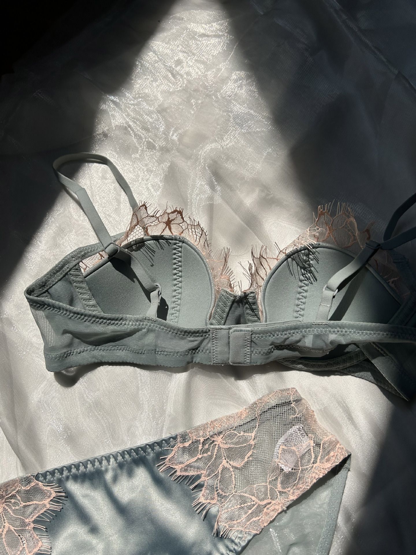 French-style lacy, sexy and hollowed-out lingerie for women. Soft underwire, thin, push-up and gathering women's bras and bra sets