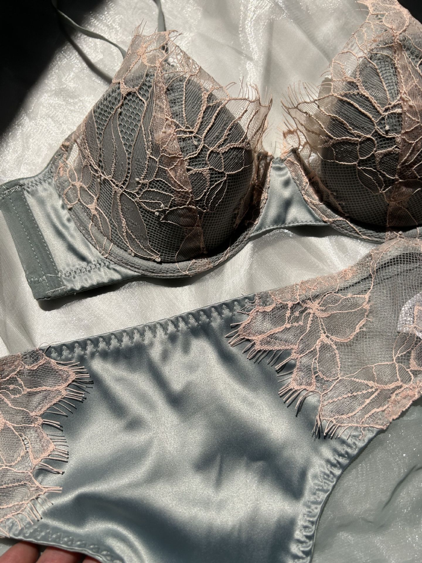 French-style lacy, sexy and hollowed-out lingerie for women. Soft underwire, thin, push-up and gathering women's bras and bra sets