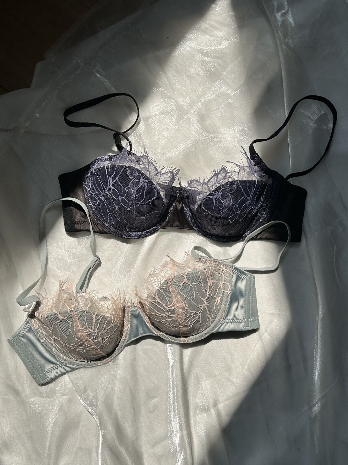 French-style lacy, sexy and hollowed-out lingerie for women. Soft underwire, thin, push-up and gathering women's bras and bra sets