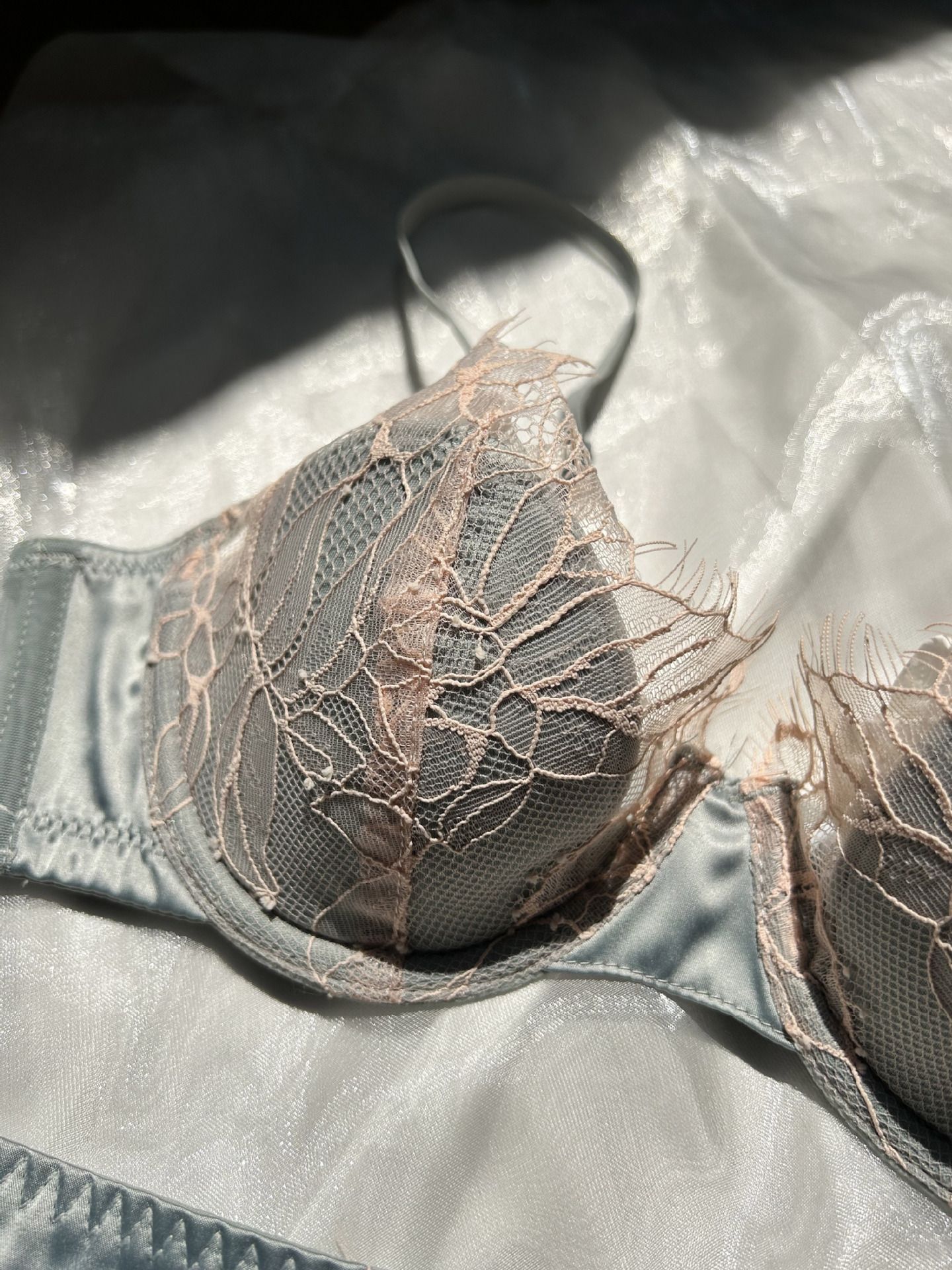 French-style lacy, sexy and hollowed-out lingerie for women. Soft underwire, thin, push-up and gathering women's bras and bra sets