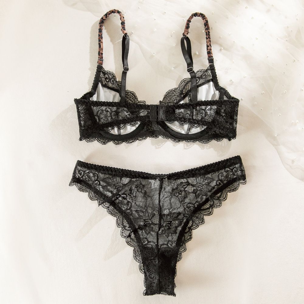 One-piece set. A new European and American sexy style bra set with lace trim, leopard print, underwire for support, and French-style breathable design