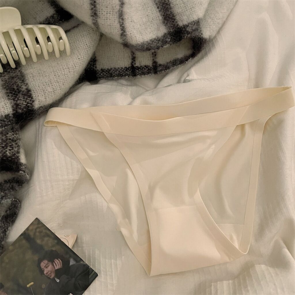 Ladies' seamless underwear, suitable for sports and yoga. It has a cotton crotch. It's a sexy low-rise thong made of cool silk material, breathable and comfortable.
