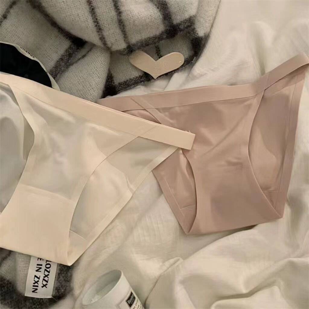 Ladies' seamless underwear, suitable for sports and yoga. It has a cotton crotch. It's a sexy low-rise thong made of cool silk material, breathable and comfortable.