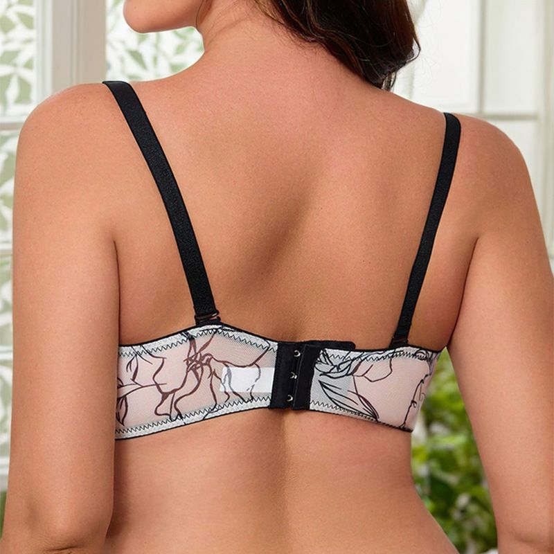 Comfortable and breathable plus-size bras, specially designed for large busts. They are wire-free styles with a remarkable shaping effect.
