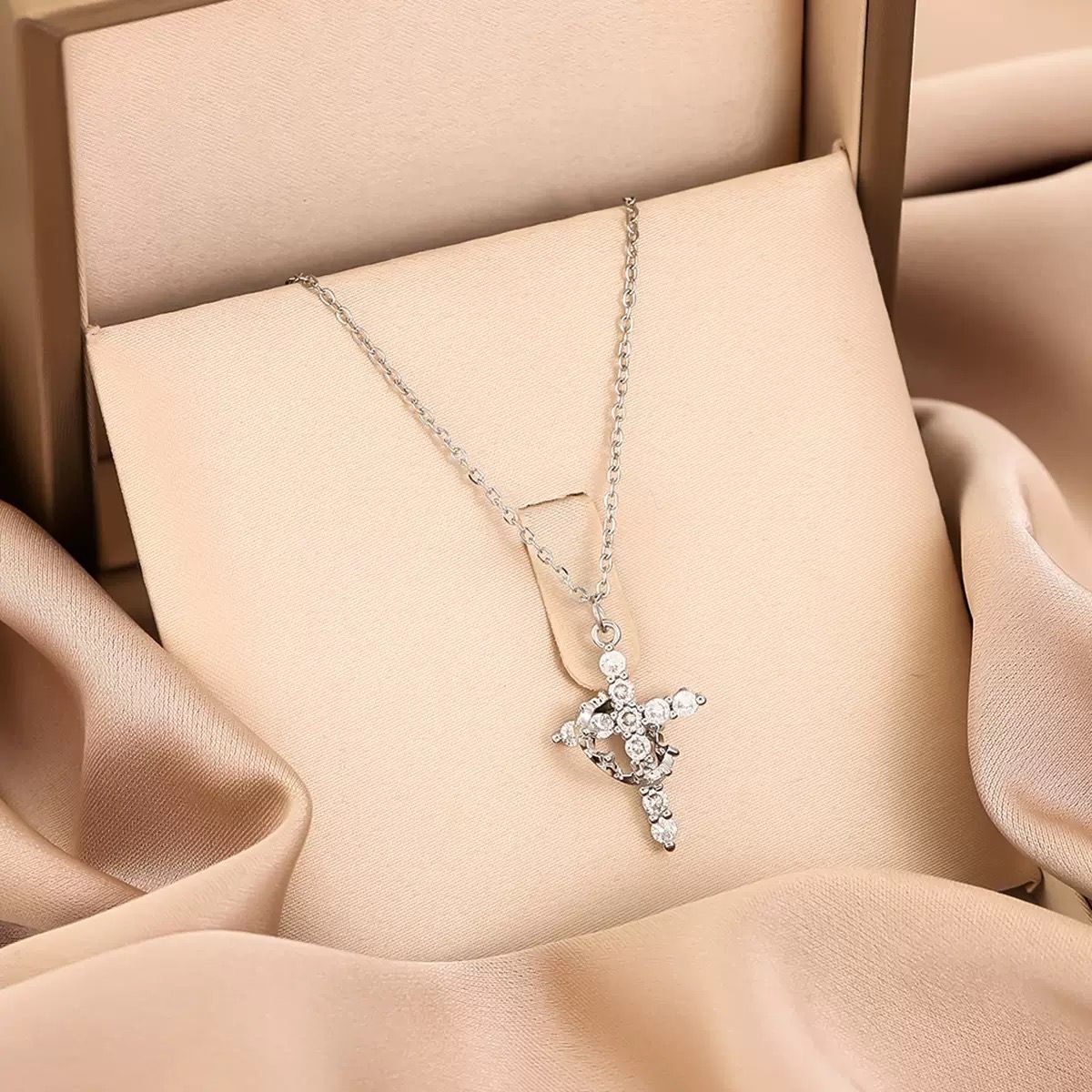 Women Necklace Ladies Crystal Iced Diamond Cross Pendant Necklaces Collarbone Choker Clavicle Chain Jewelry Luxury Fashion Accessories Christmas Birthday Gift
