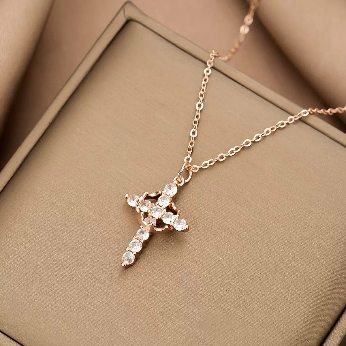 Women Necklace Ladies Crystal Iced Diamond Cross Pendant Necklaces Collarbone Choker Clavicle Chain Jewelry Luxury Fashion Accessories Christmas Birthday Gift