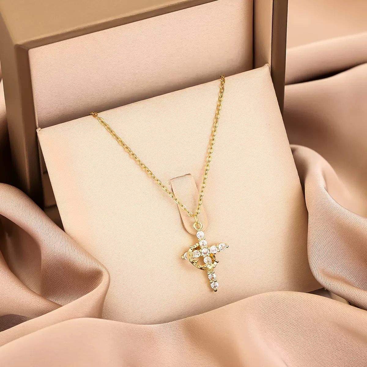 Women Necklace Ladies Crystal Iced Diamond Cross Pendant Necklaces Collarbone Choker Clavicle Chain Jewelry Luxury Fashion Accessories Christmas Birthday Gift