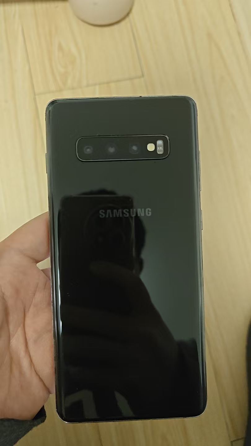 Refurbished phone Samsung Galaxy S10+ 6.4 inch 8GB+512GB dual sim 4100mah smartphone Samsung Galaxy S10 plus screen with a line and a dot