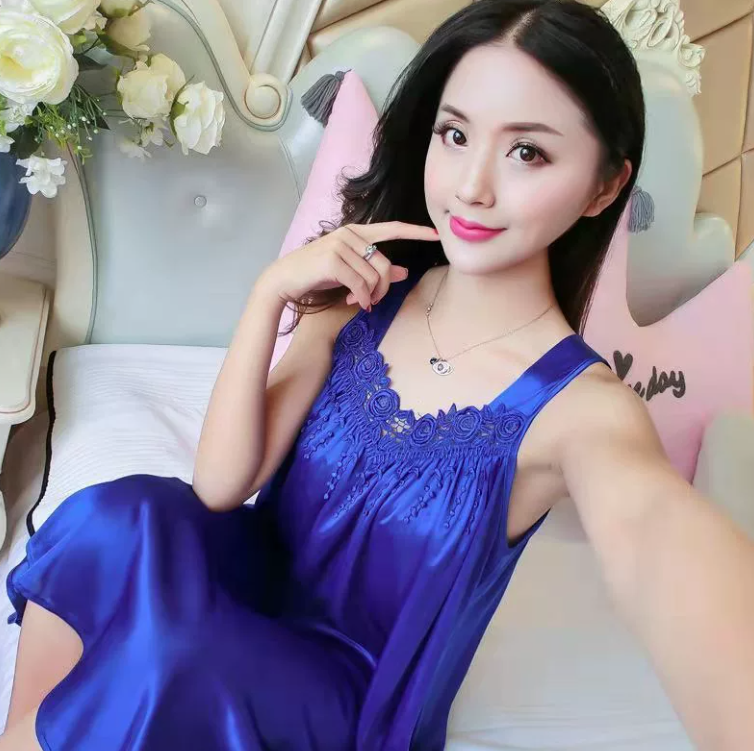 Local fast delivery Women Soft Printed Nightgowns Loose Fit Crew Neck Comfy Nightgowns Sleepshirts Lightweight Half Sleeves Sleepwear Milk Silk Sleepdress with Pocket
