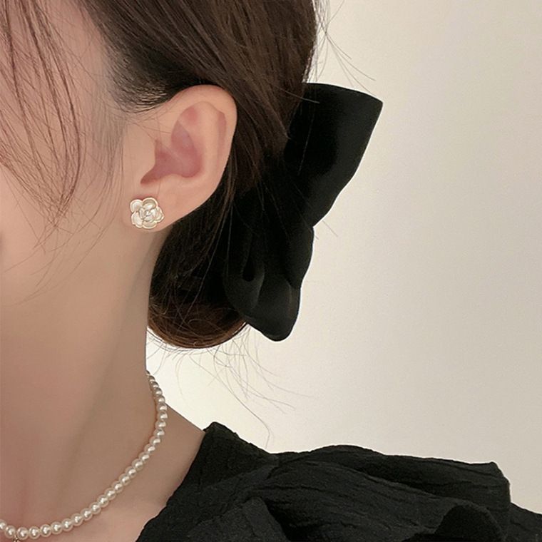 New Silver Pin Earrings Popular High-grade Earrings Camellia Earrings
 Simple Temperament Small Fragrant Wind Earring Beautiful Female Earrings