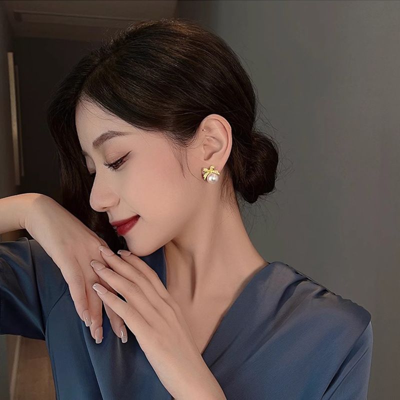 New Bow Pearl Female Earrings Light Luxury Senior Earrings Retro Rashion Diamond Earrings Personalised Design Silver Pin Earrings
