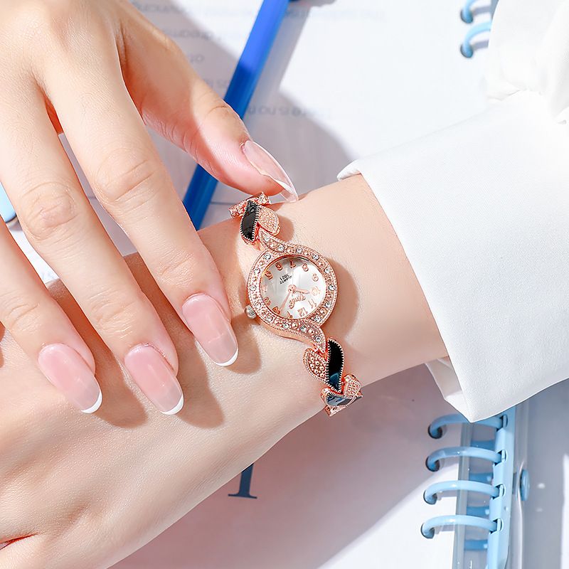 Trendy Personalized Design Watch For Women Girl's Fashion Bracelet Style Trendy Rhinestone Quartz Watch Small Niche Luxury Lady's Nice Wristwatches